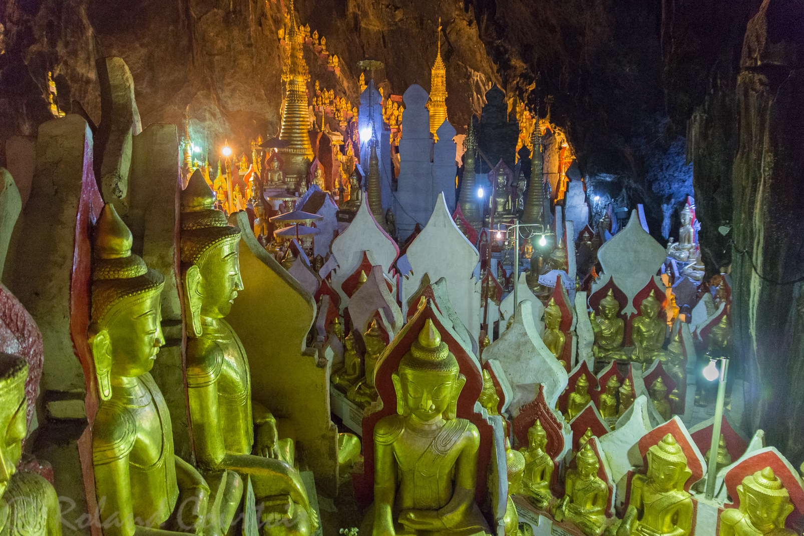 Grottes bouddhiques de Shwe-U min qui contiennent des milliers de statues de bronze, de bois ou de pierre, accumulées au fil des siècles par les pèlerins.