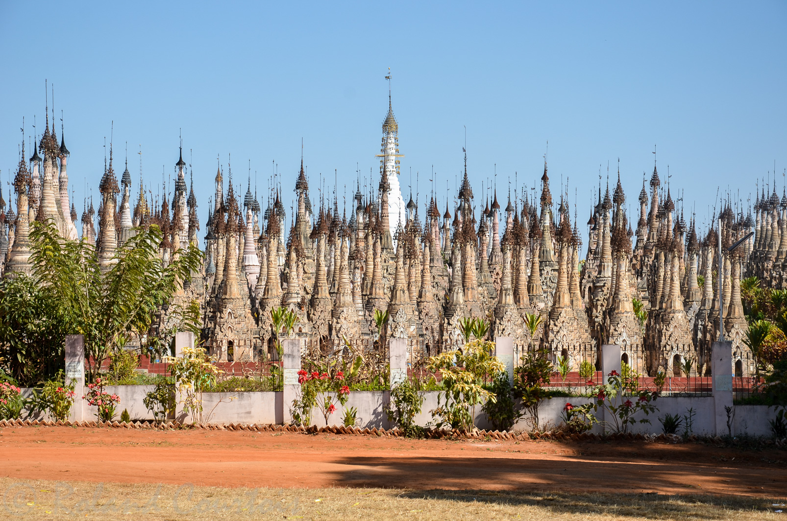 La pagode de Kakku compte plus de deux mille stupas étroitement rangés dans un enclos d'un kilometre carré.