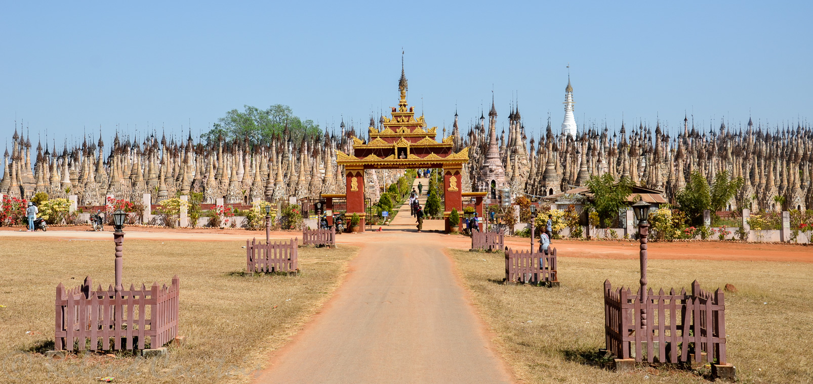 La pagode de Kakku compte plus de deux mille stupas étroitement rangés dans un enclos d'un kilometre carré.