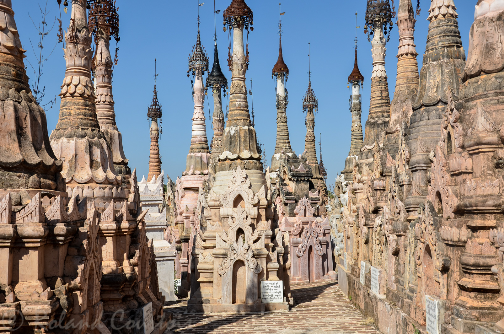Pagode de Kakku : les stupas sont ornés de gracieuses arabesques et de figures décorativres.