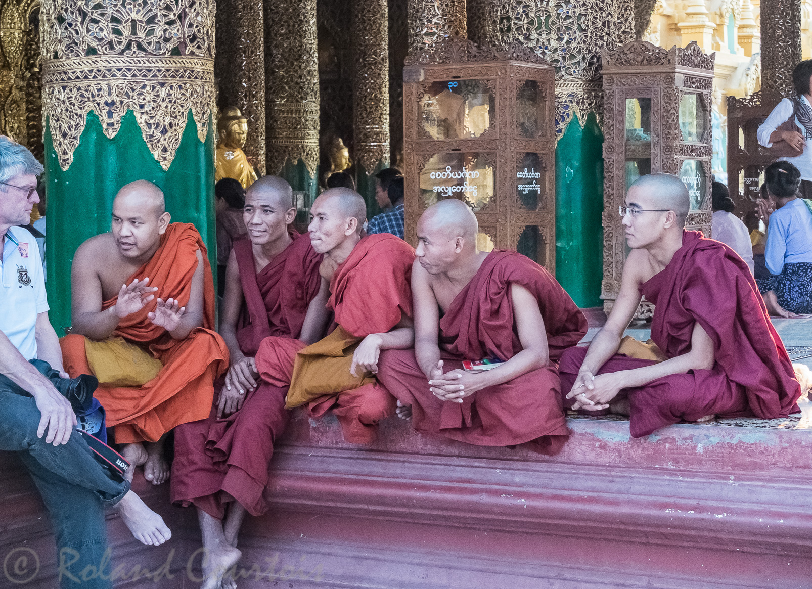 Des moines expliquent sans doute le bouddhisme à un touriste.
