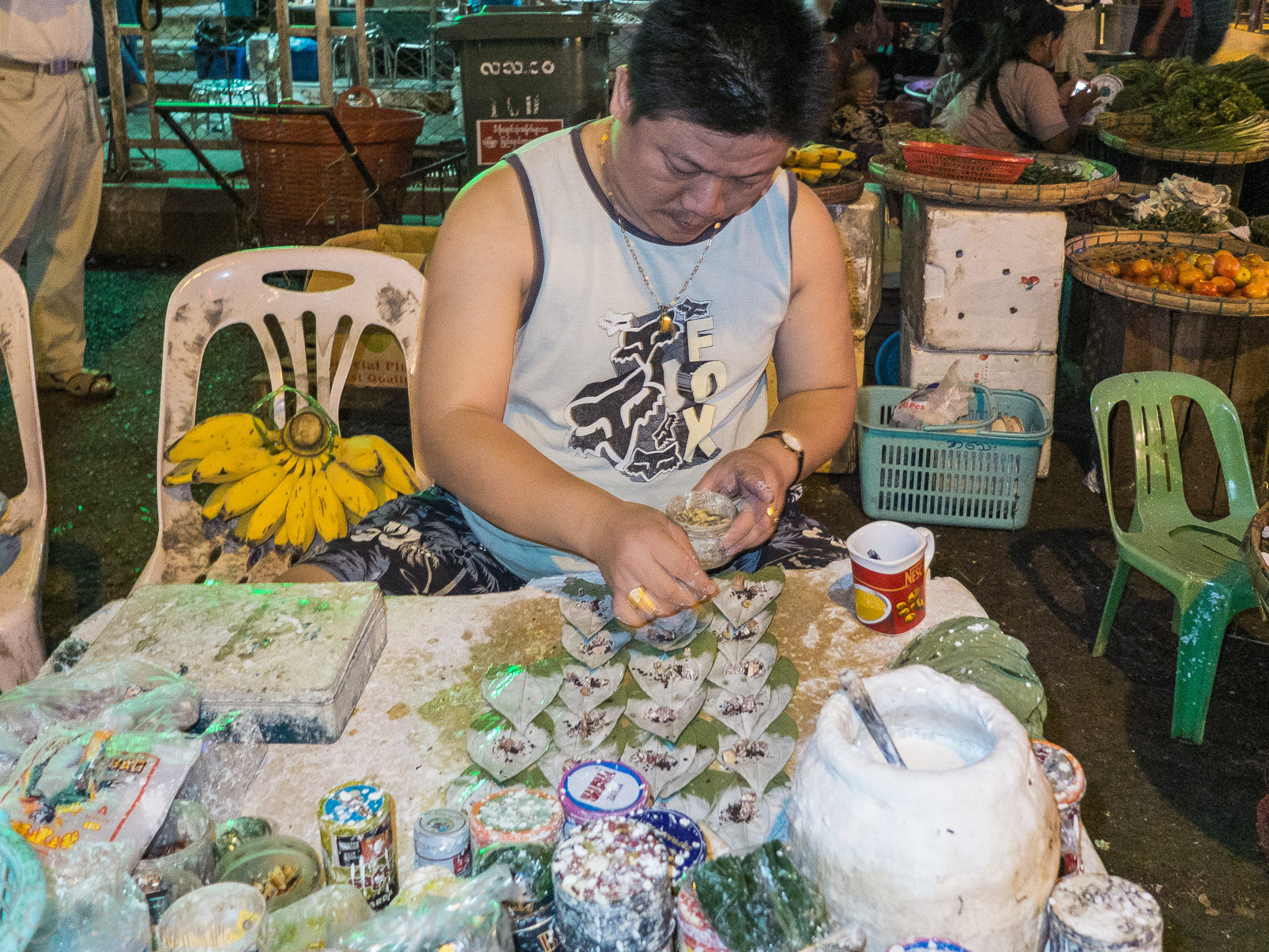 Au marché de Rangoon, préparation des chiques de bétel.