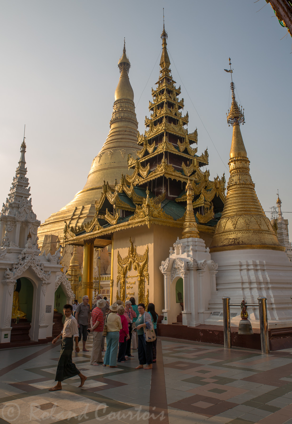 L'une des petites pagodes entourant la Shwedagon.