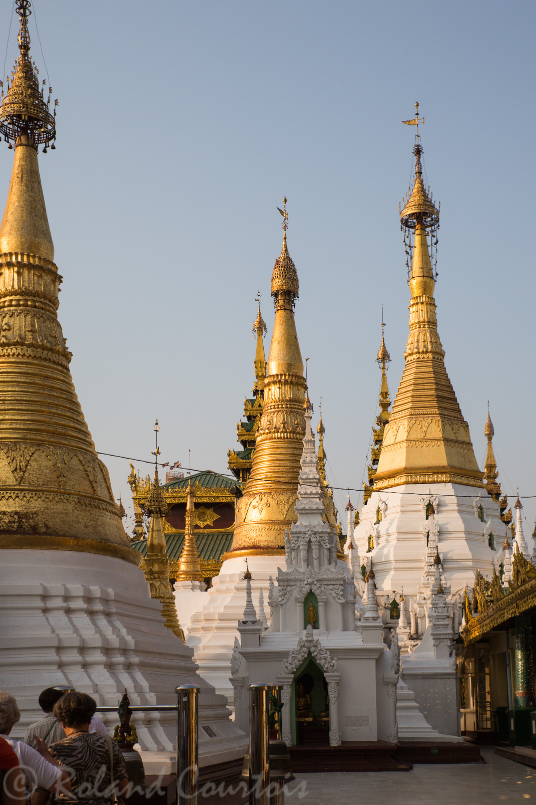 L'une des petites pagodes entourant la Shwedagon.