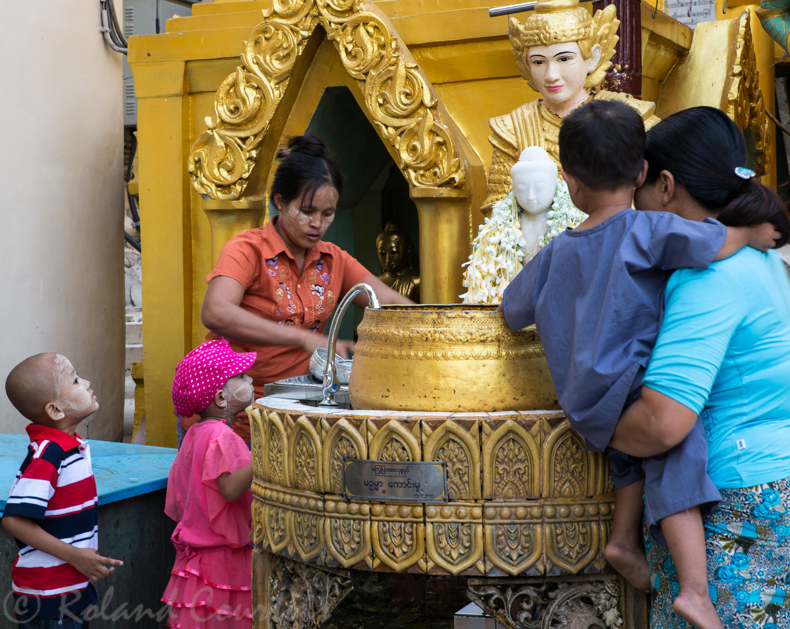 Entourant la pagode Shwedagon, de petites chapelles abritent les statues du panthéon bouddhiste. En signe de dévotion, les Birmans viennent arroser ces statues.