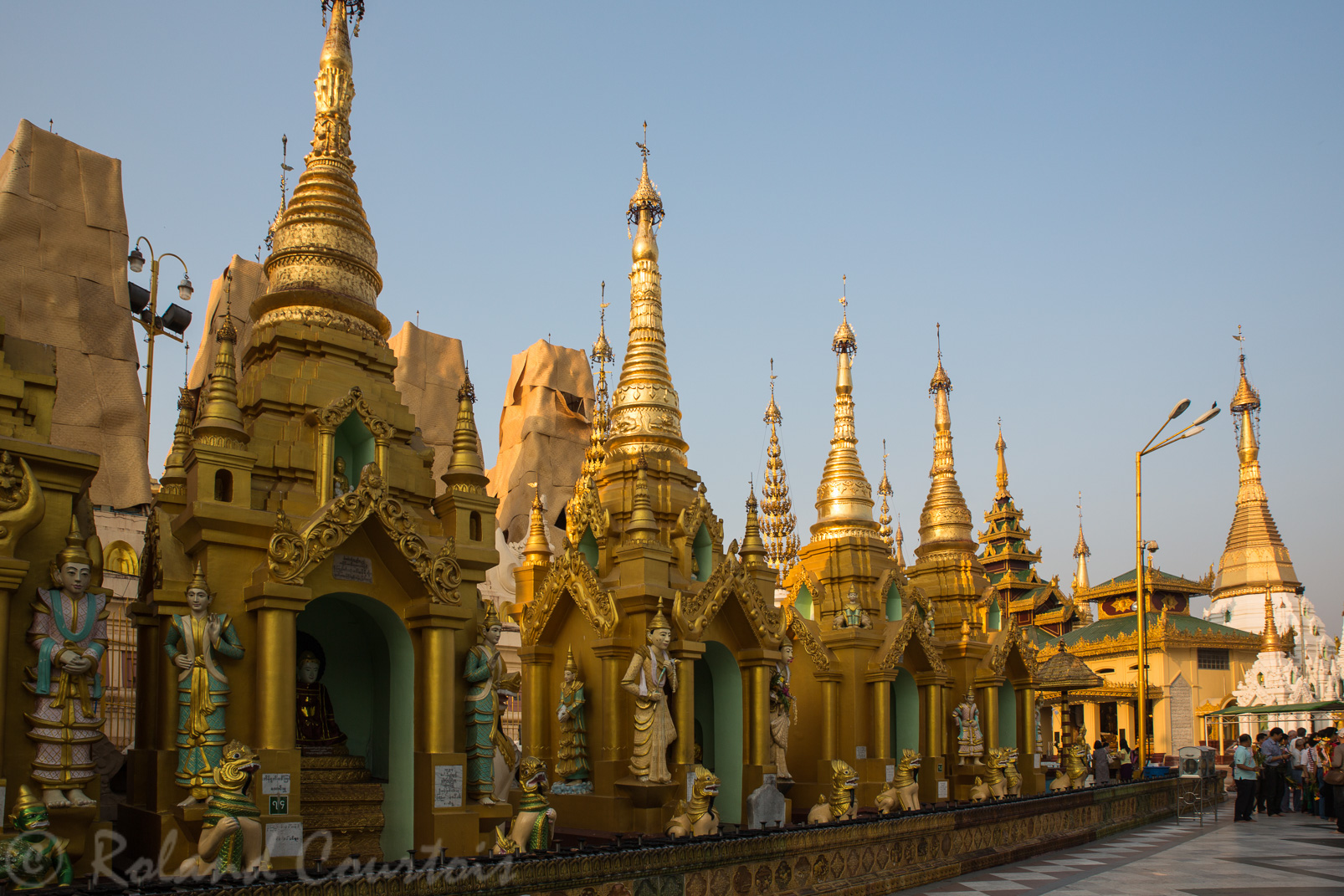 Entourant la pagode Shwedagon, de petites chapelles abritent les statues du panthéon Bouddhiste.