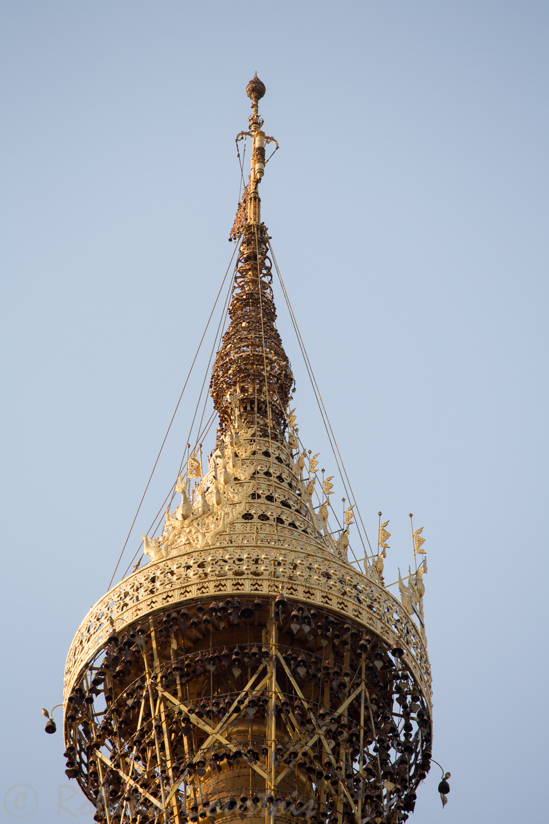 Pagode Shwedagon. Ombrelle honorifique coiffant le stupa, sertie de pierres précieuses