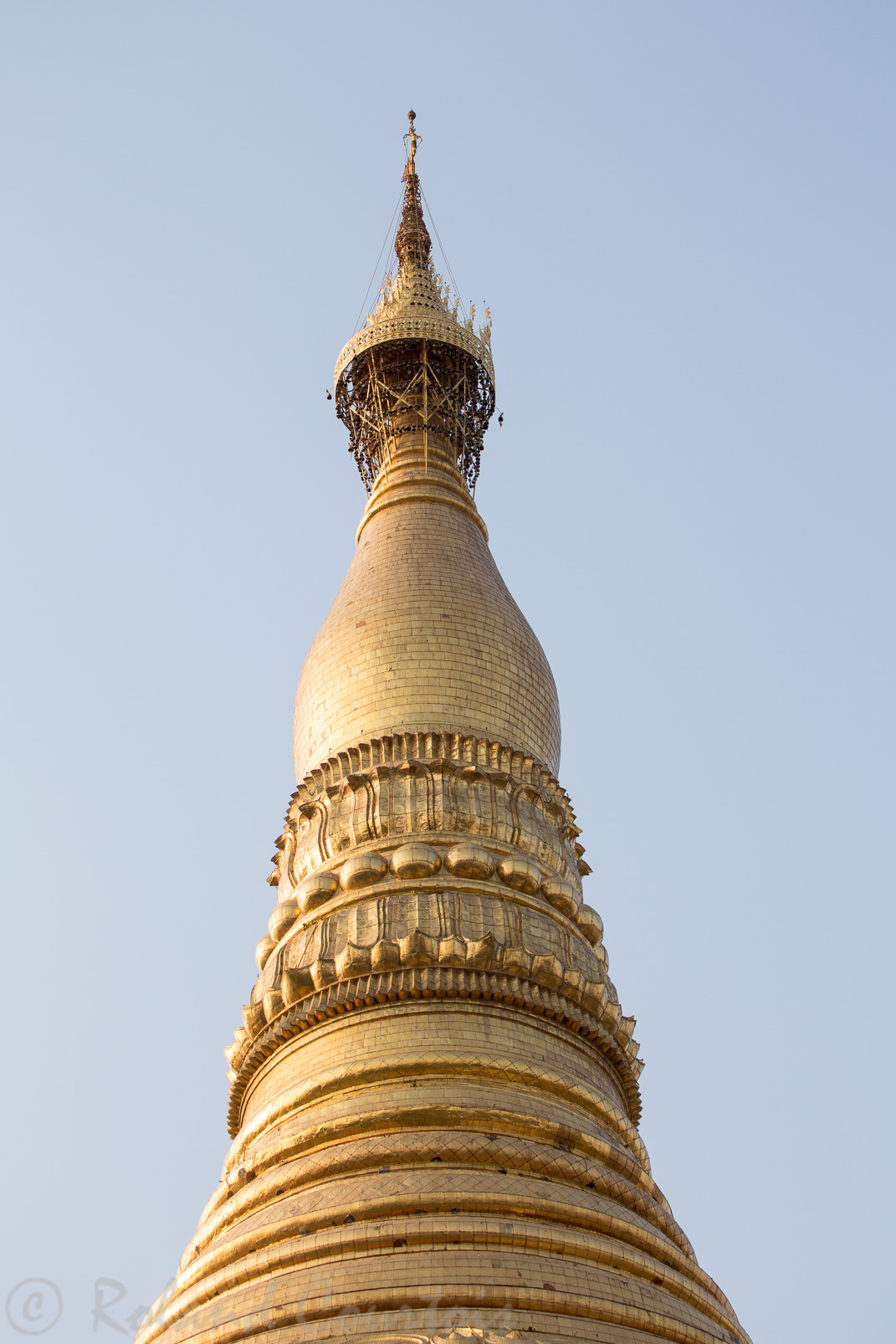 Pagode Shwedagon. Ombrelle honorifique coiffant le stupa, sertie de pierres précieuses.