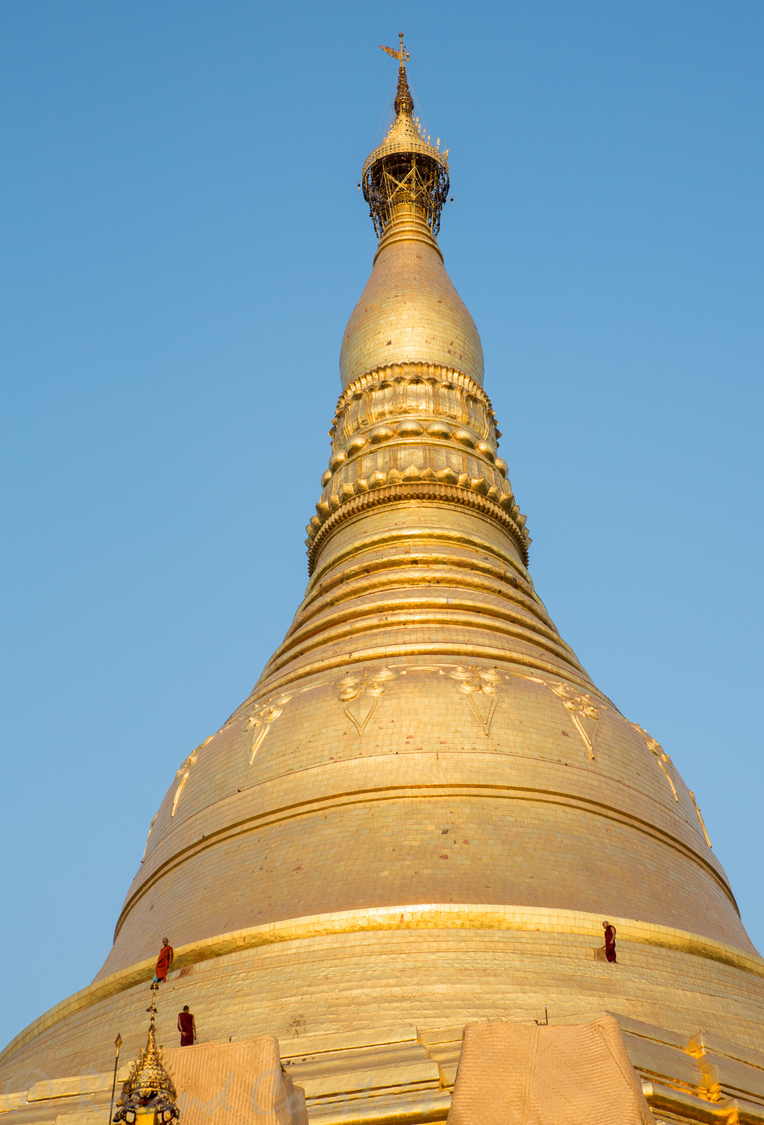 En fin de journée, des moines viennent contrôler l'état du stupa de la pagode Shwedagon. Cela donne l'échelle de ce monument.