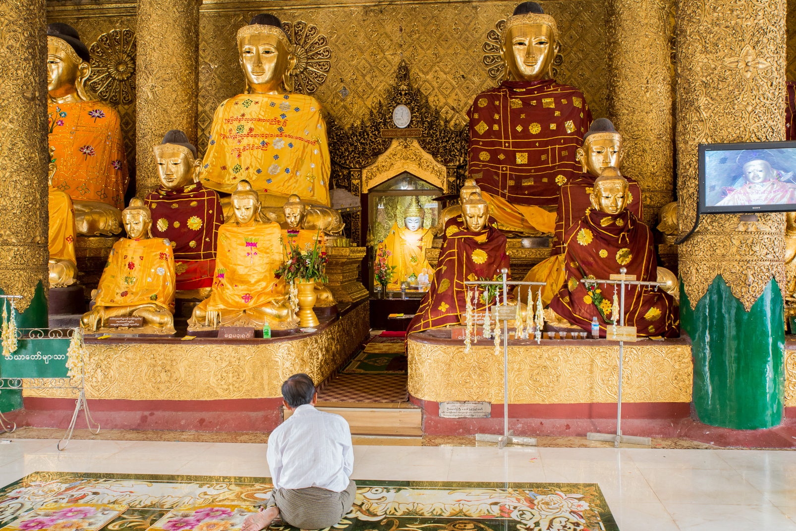 Pagode Shwedagon. Quelques belles statues de Bouddha, sujet de méditations.