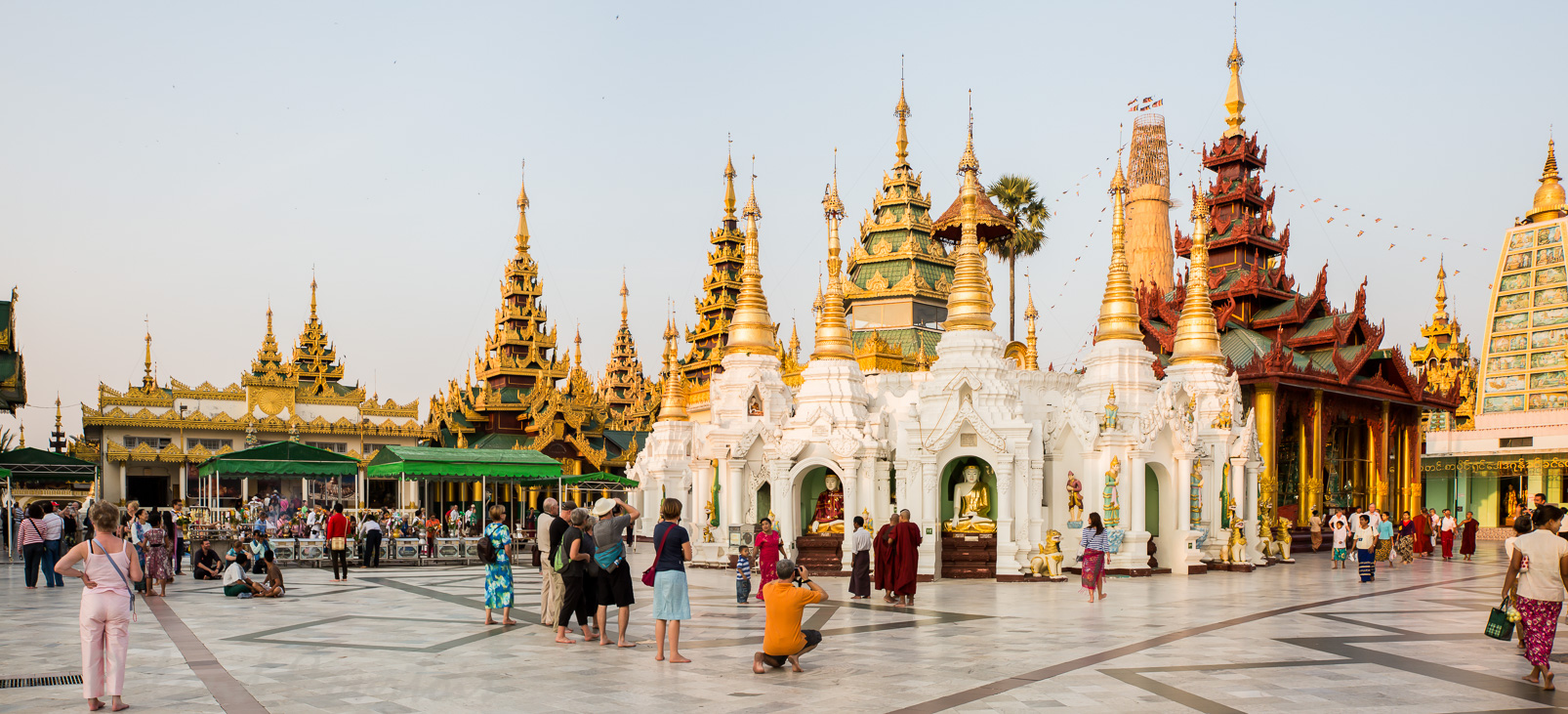 Cette photo panoramique de l'esplanade de la victoire, permet de voir le cloître au 11 sanctuaires avec un Bouddha au milieu