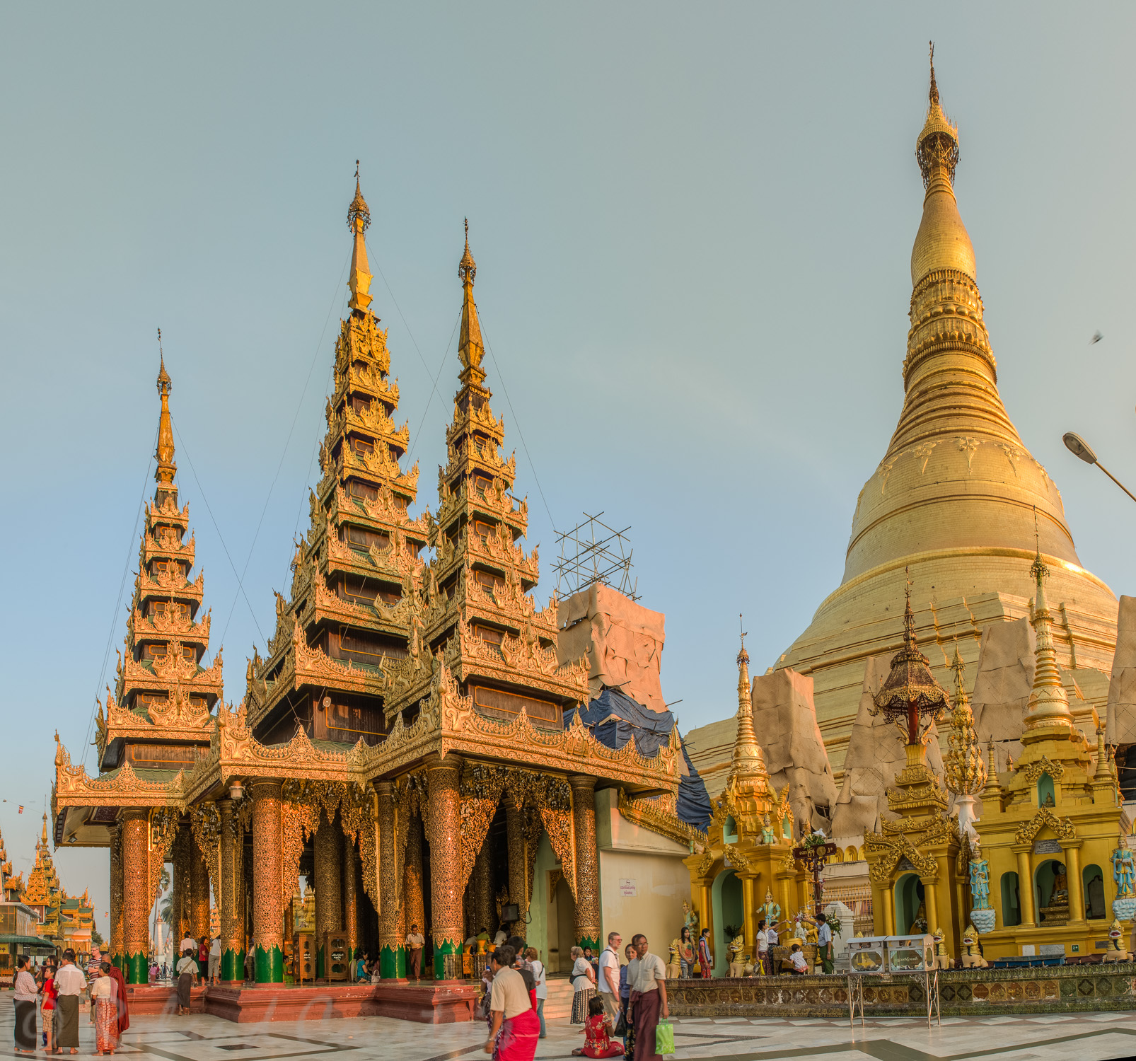 Pagode Shwedagon. Prise de vue panoramique avec le temple du Nord dédié au Bouddha Gautama.