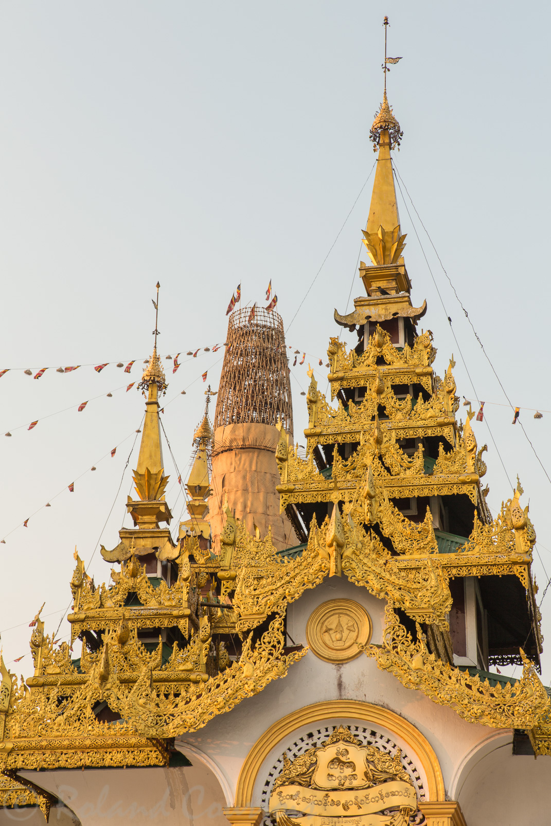 Pagode Shwedagon. Encore un petit temple bien surchargé d'or.