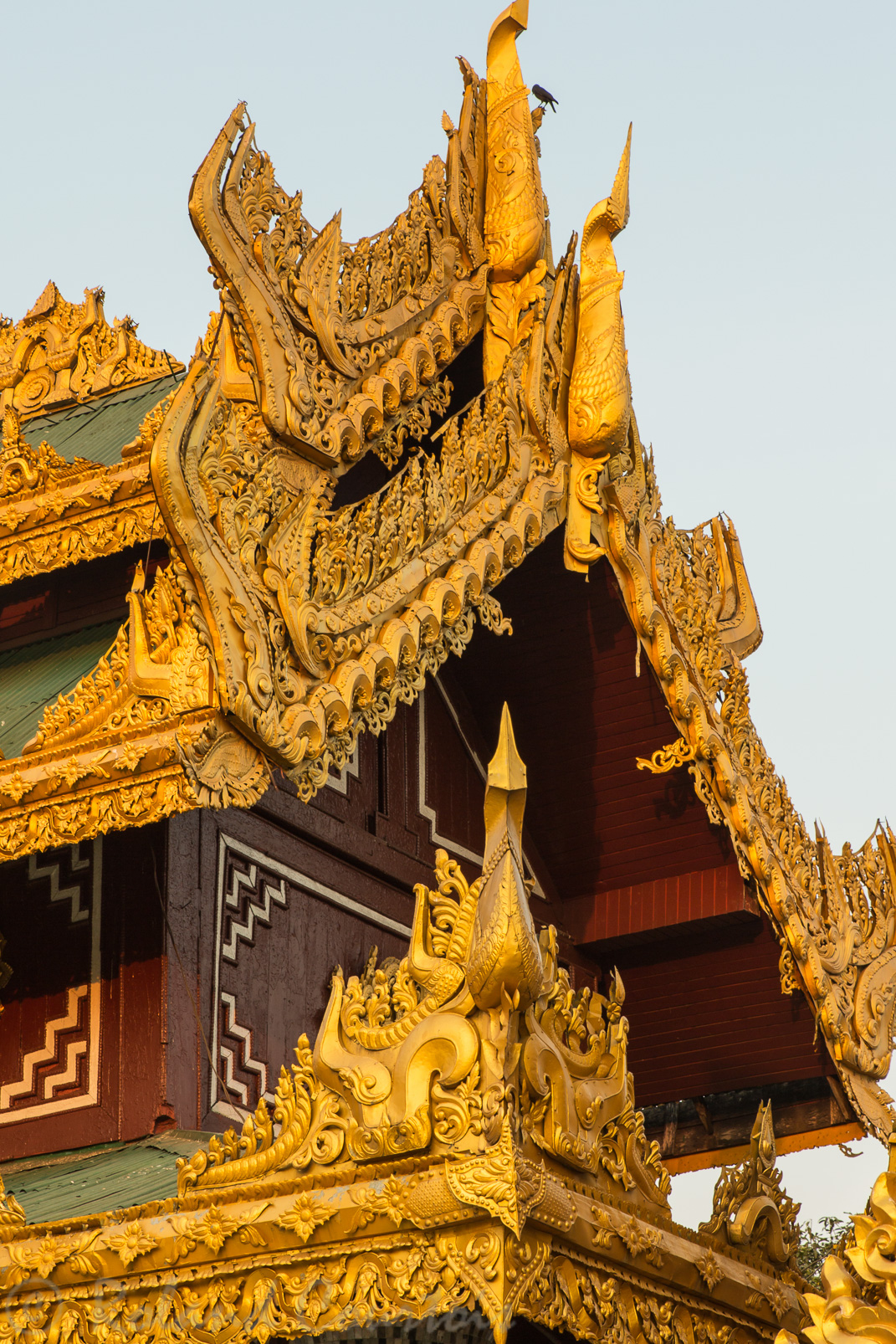 Pagode Shwedagon. Les artisans ont fait des prouesses pour décorer l'ensemble