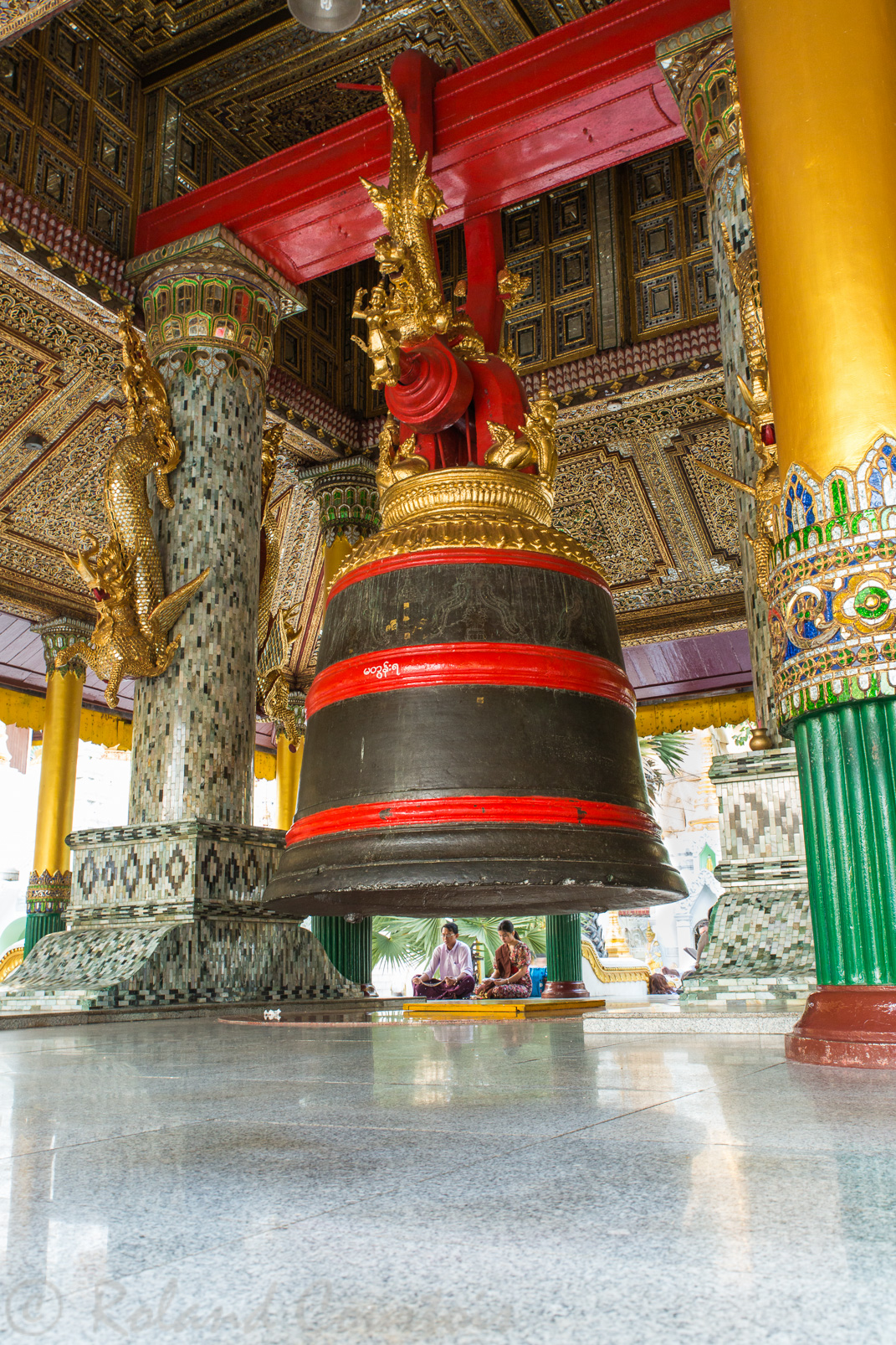 Pagode Shwedagon. Pavillon abritant la cloche Maha Tissada offert par le roi Tharawadi. Elle pèse 42 tonnes.