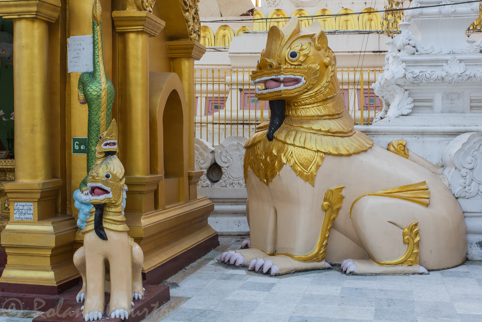 Animaux fantastiques protégeans le passage vers le stupa Shwedagon.