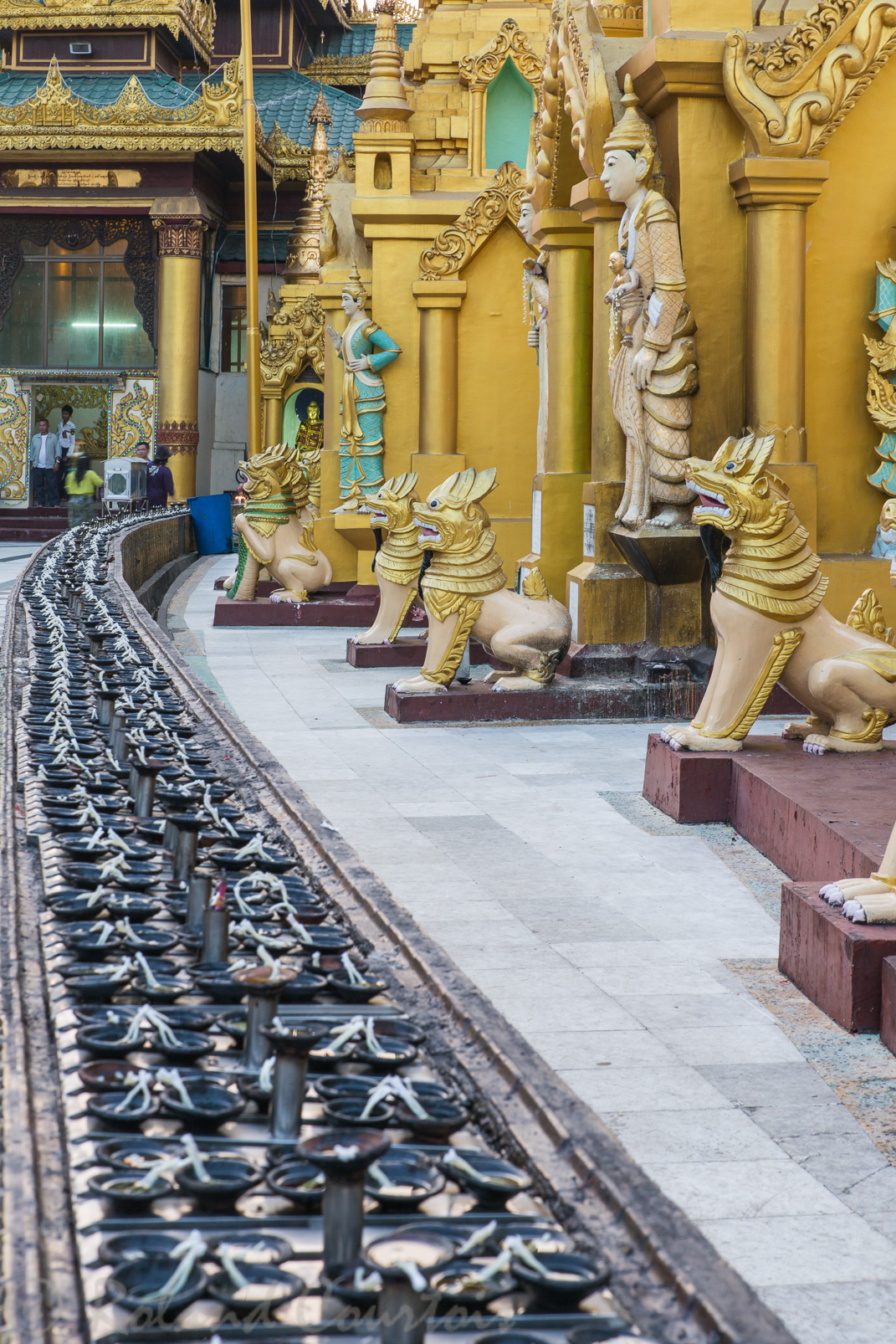 A la tombée du jour, des milliers de coupelles remplies d'huile vont être allumées pour illuminer les ors de la pagode.
