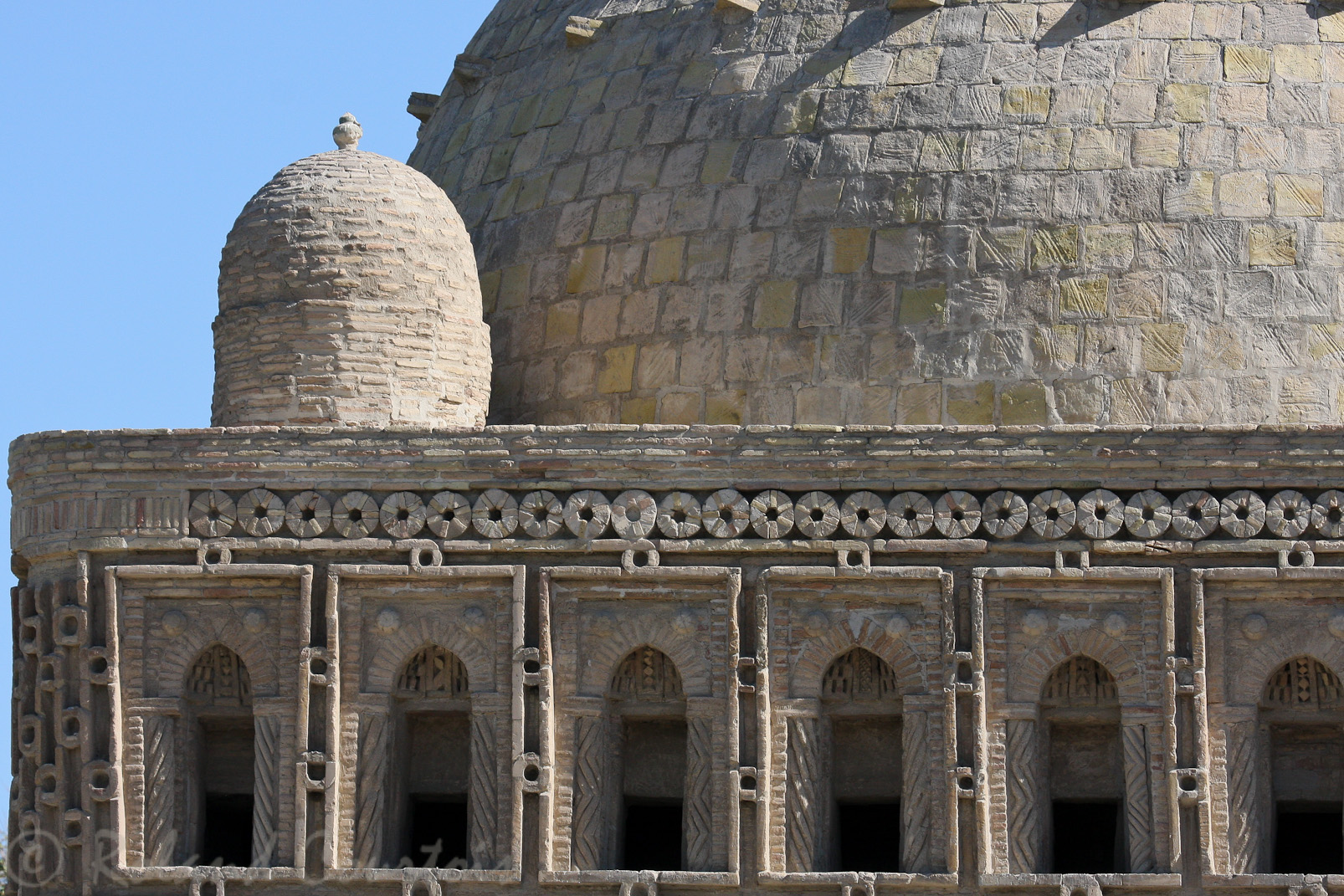 Le mausolée des Samanides échapa aux destructions de Gengis Khan car il était complètement ensablé.