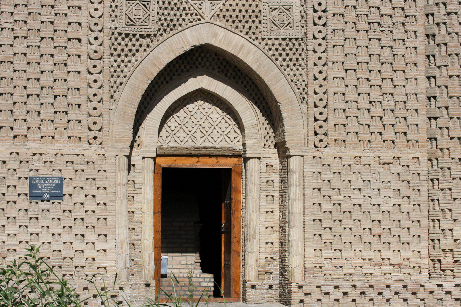 Le mausolée des Samanides, perle de l'Orient. La décoration est réalisée par le jeu des briques.