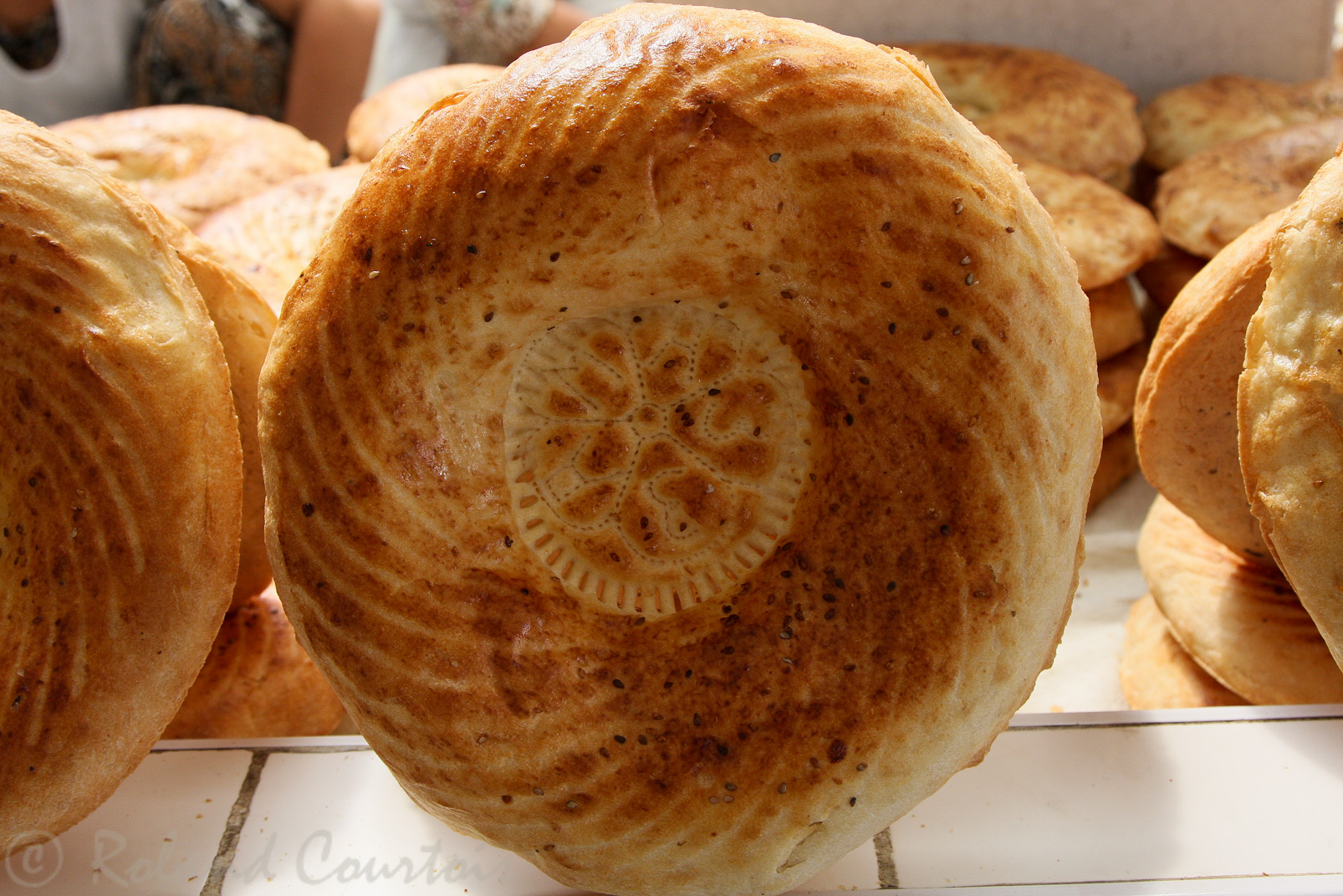 Au marché couvert de Boukhara. Le pain est poinconné par le boulanger.