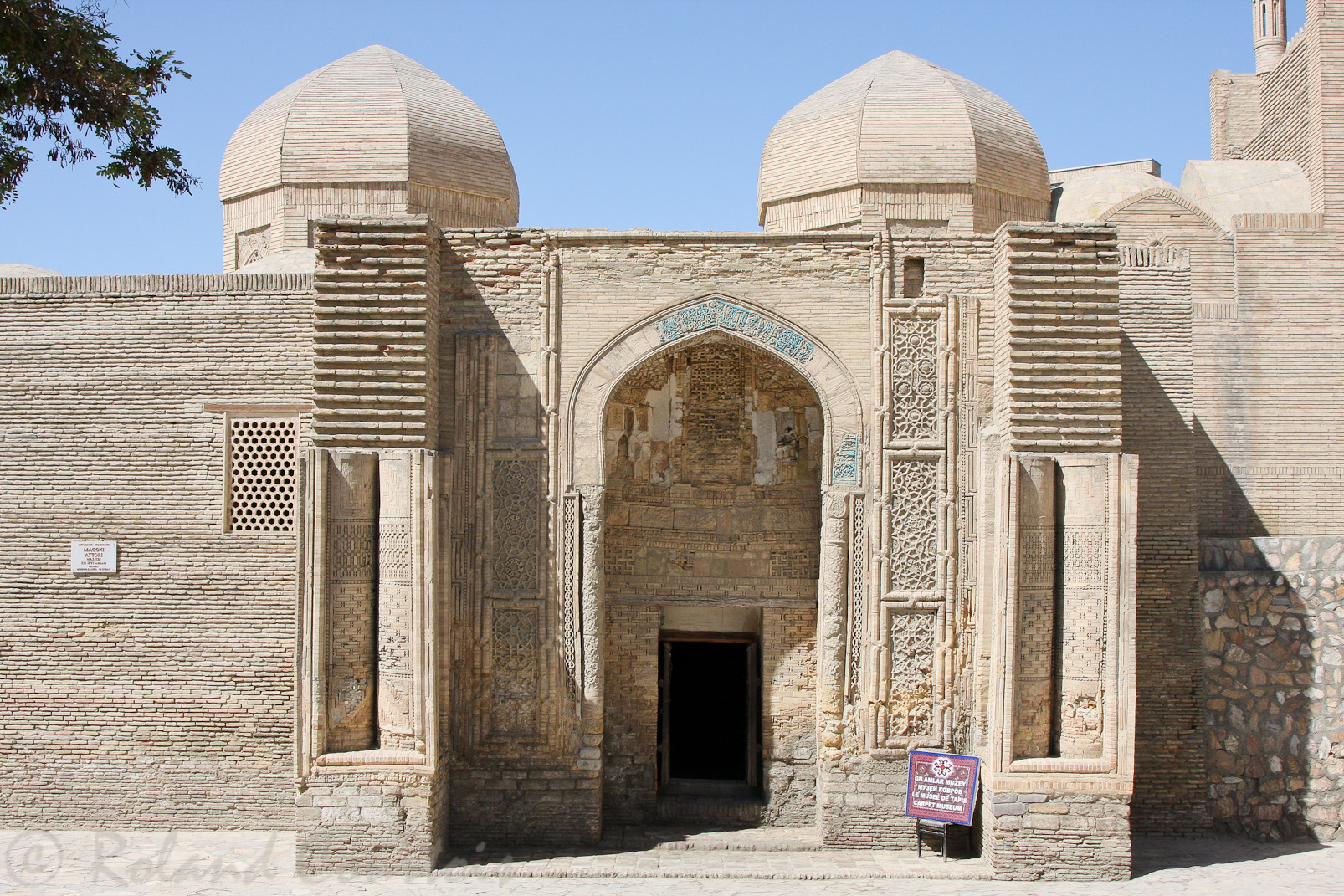 Mosquée Magok-i-Attari, sur la façade, toute une gamme de techniques décorarives : briques polies, carreaux en terre cuite et mosaique.