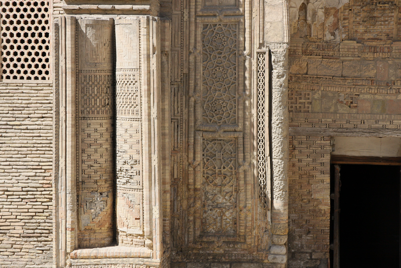 Mosquée Magok-i-Attari, sur la façade, un jeu de briques en arrondi figure un livre ouvert.