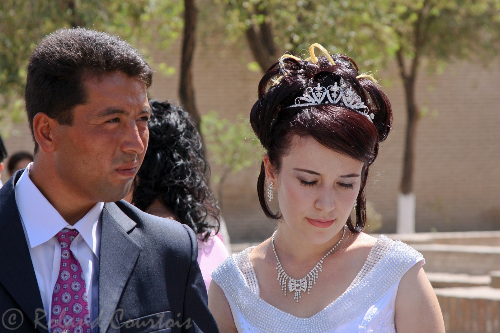 Avant la cérémonie, la future mariée avance les yeux à terre, car elle va perdre ses amies et sa famille.