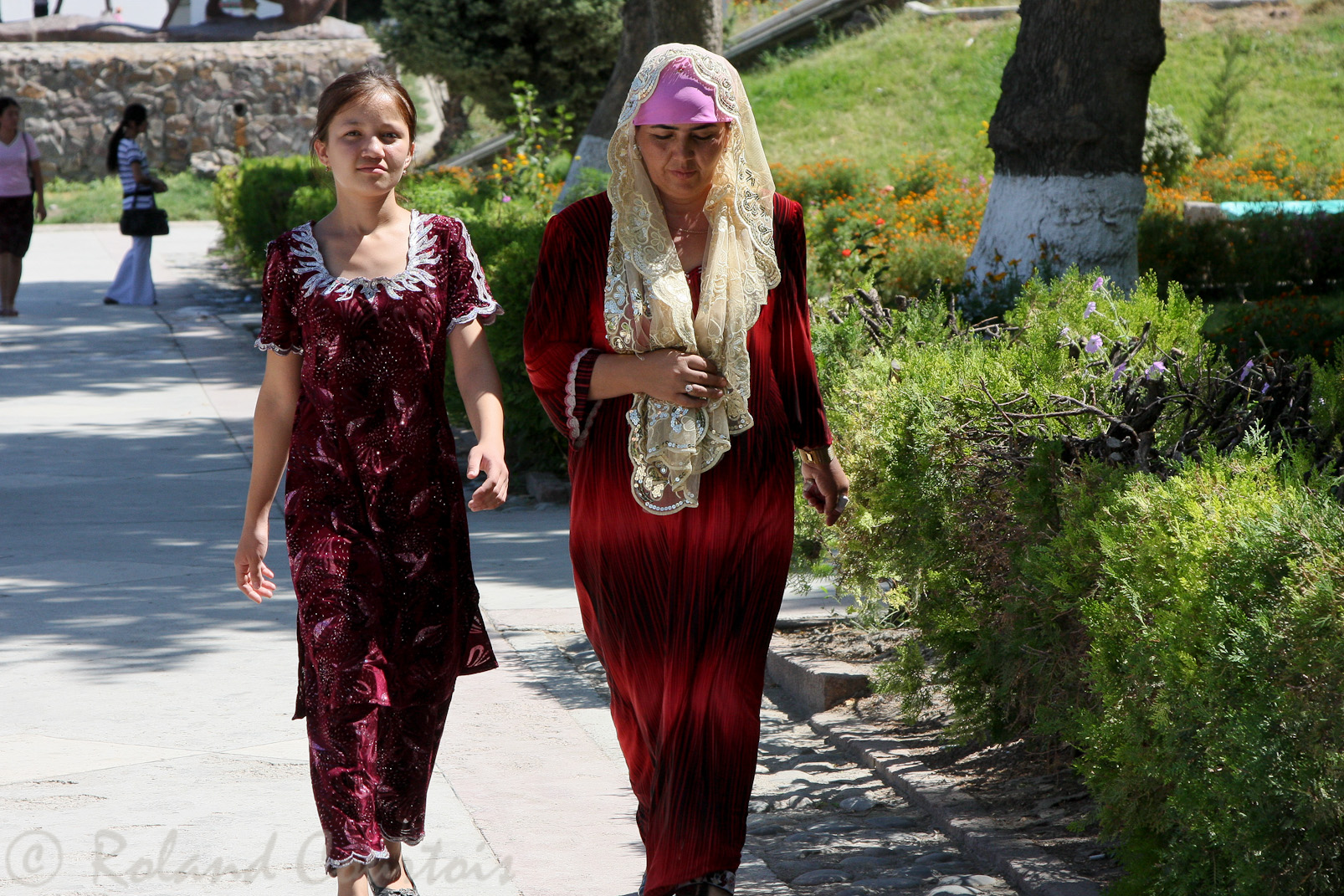 Femmes en tenue traditionnelle.
