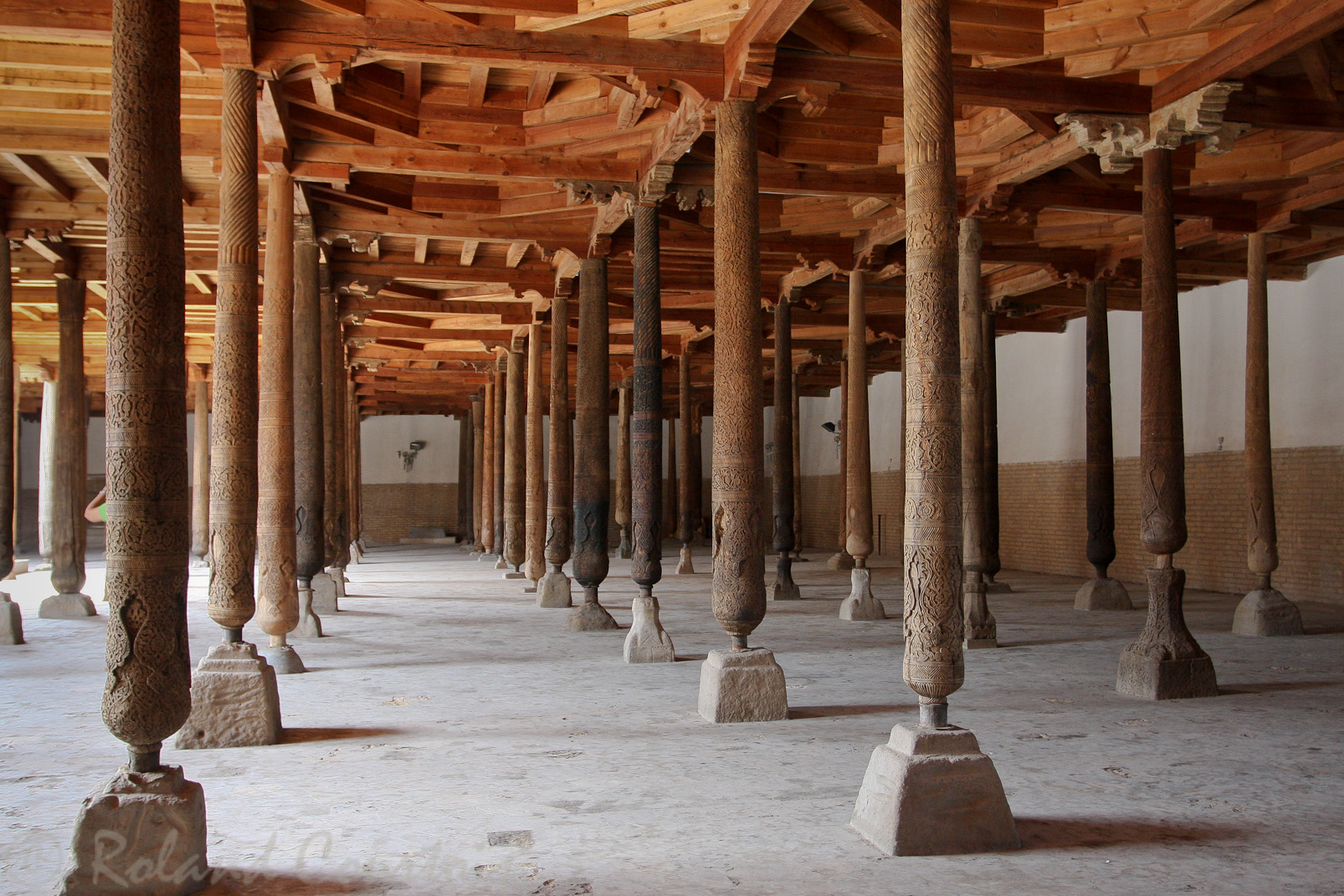 La mosquée Juma compte 213 piliers de bois sculptés.
