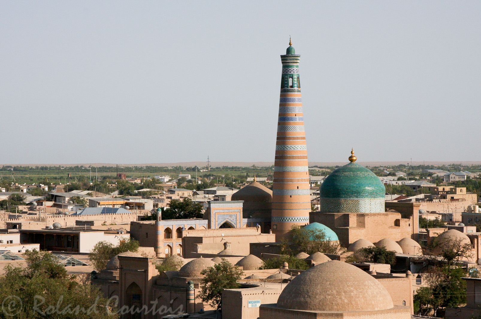 La vieille ville de Khiva est dominée par plusieurs minarets.