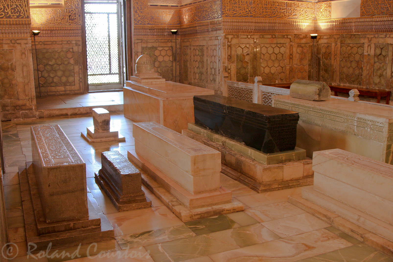 Le Gour Emir, mausolée de Tamerlan et de sa famille. Entourée de dalles funéraires en marbre, une plaque de jade de 1,8 mètre , la plus grande du monde, couvre la tombe de Tamerlan.