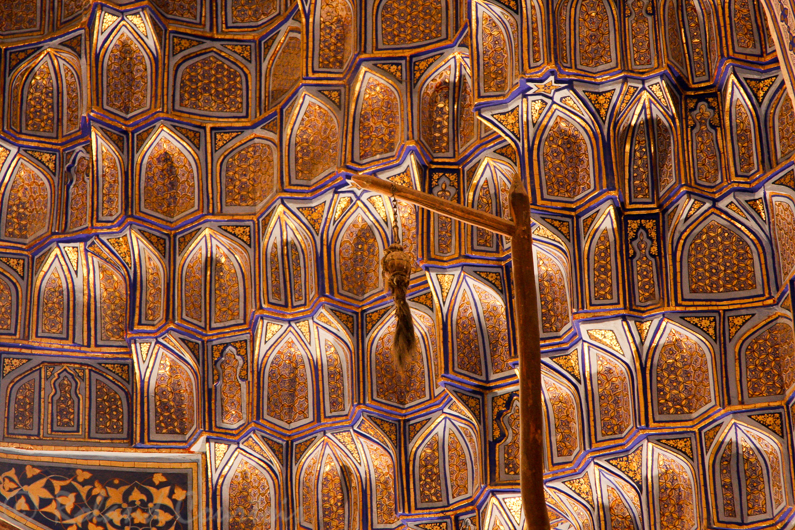 Le Gour Emir, mausolée de Tamerlan et de sa famille.  La hampe garnie de crin marque l'emplacement de la tombe d'un saint homme;