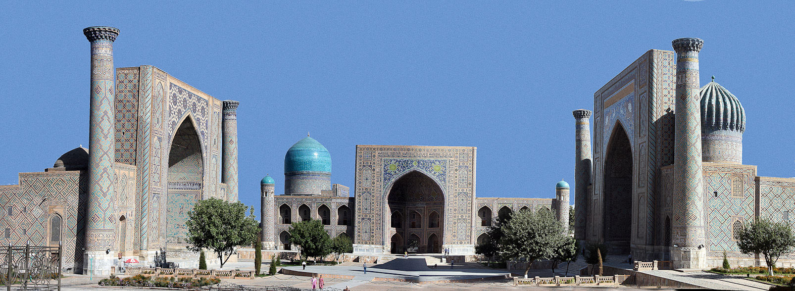 Le Régistan, restauré dans sa splendeur originelle, est le complexe le plus grandiose de l'Asie centrale et l'un des plus beaux de l'islam.