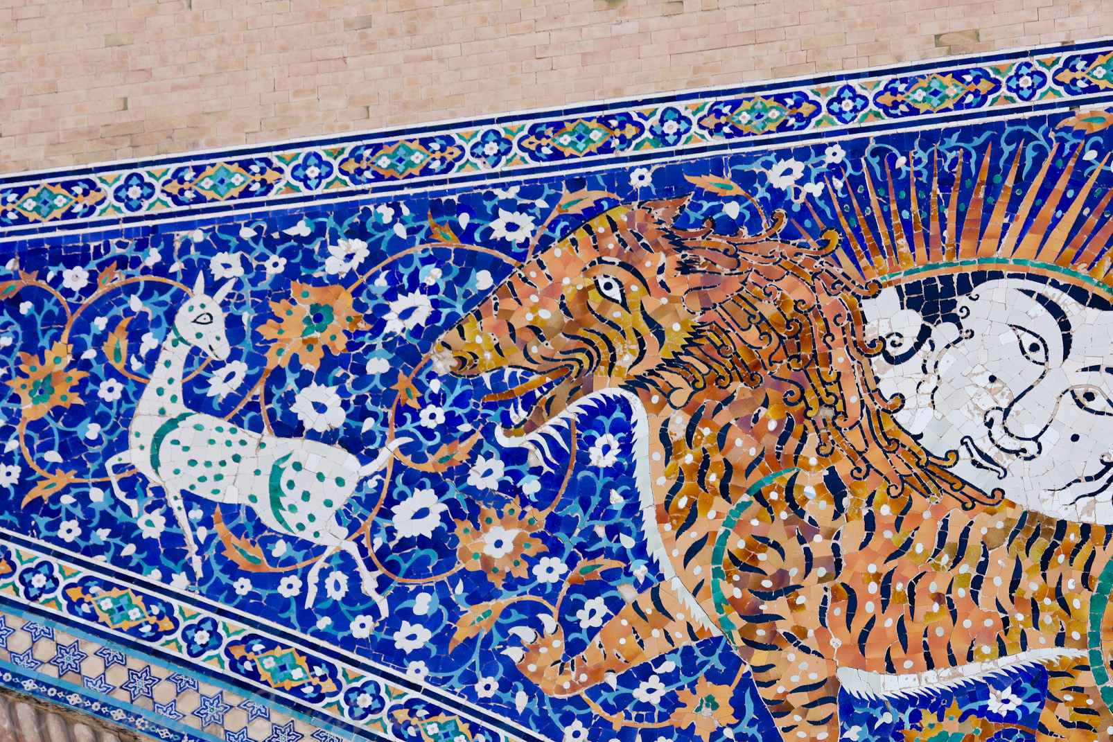 Le Régistan, médersa Chir Dor : des lions-tigres poursuivent des biches blanches.