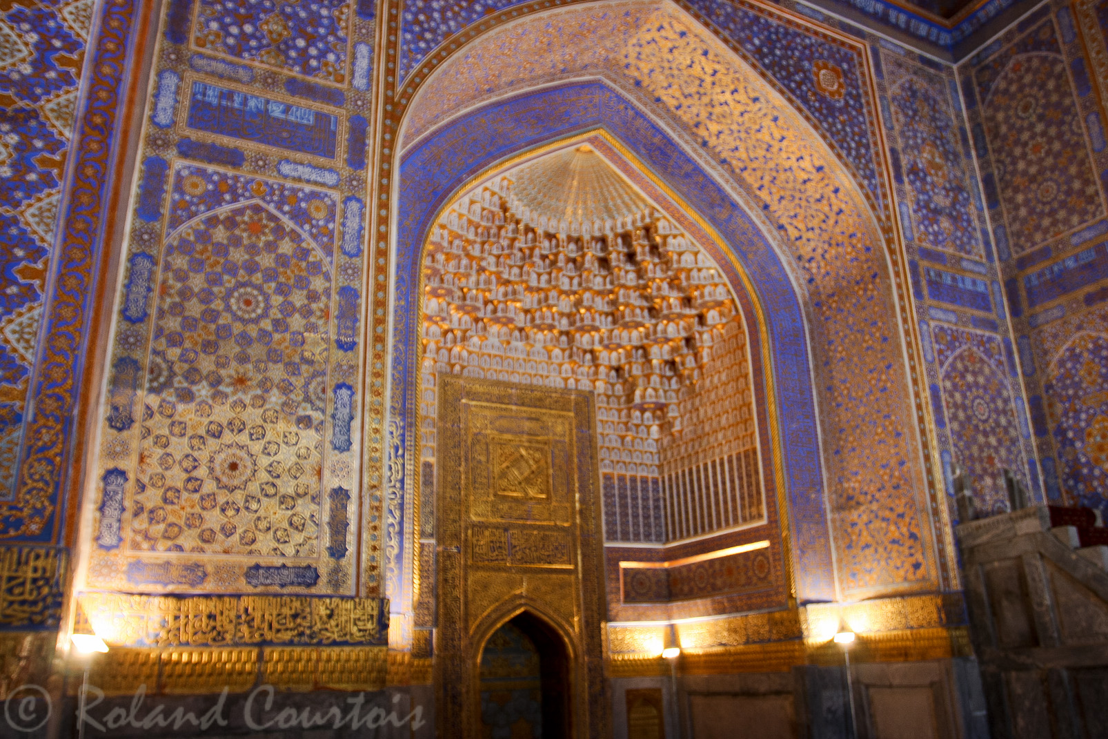 Le Régistan - la mosquée dans la médersa Tillia Kari dont l'intérieur resplendit de motifs en feuilles d'or.