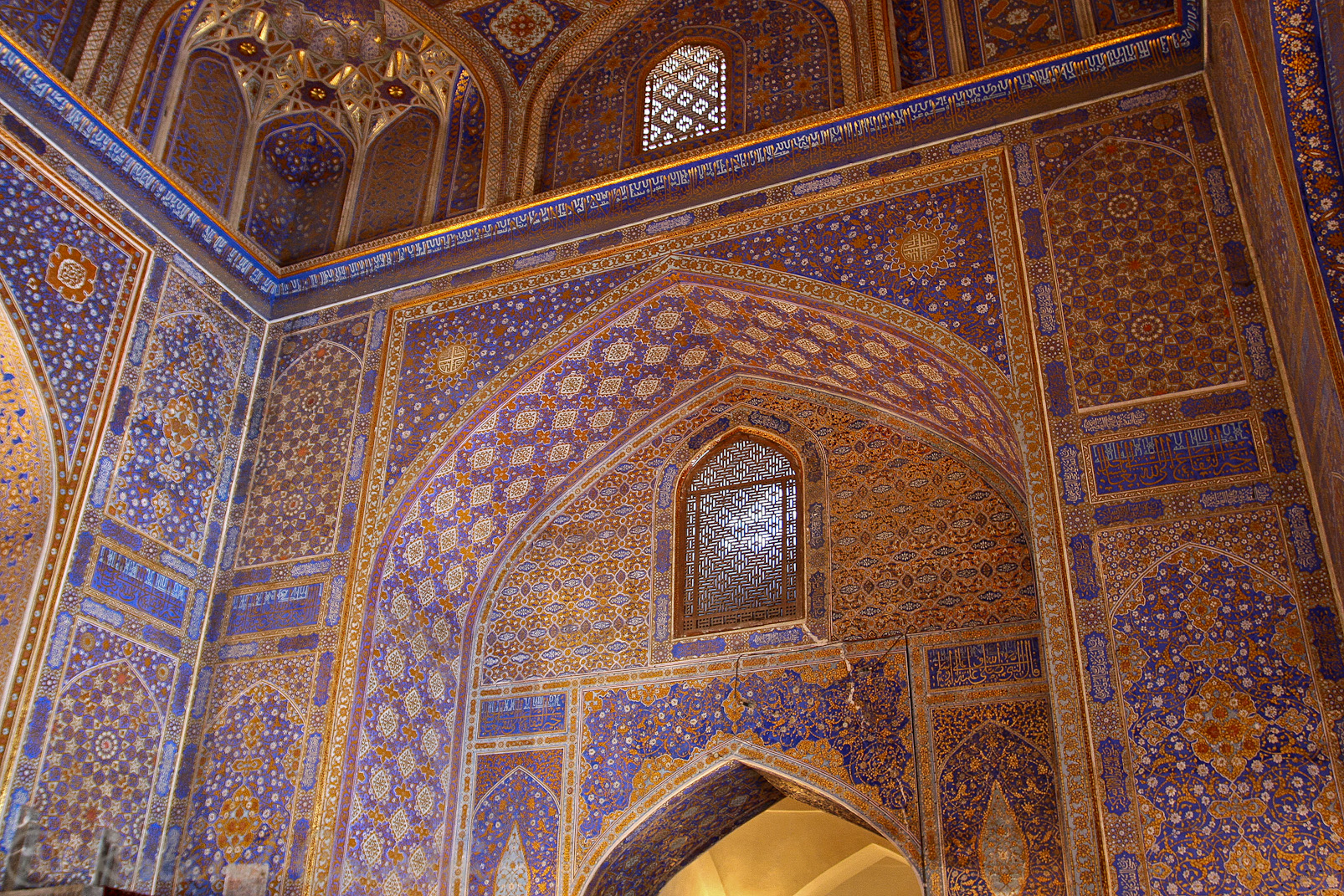 Le Régistan - la mosquée dans la médersa Tillia Kari dont l'intérieur resplendit de motifs en feuilles d'or.