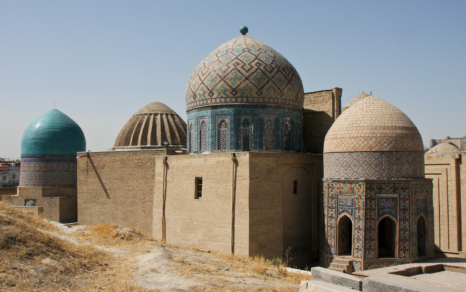 Nécropole Chah-i-Zinda, avec à droite le mausolée octogonal.