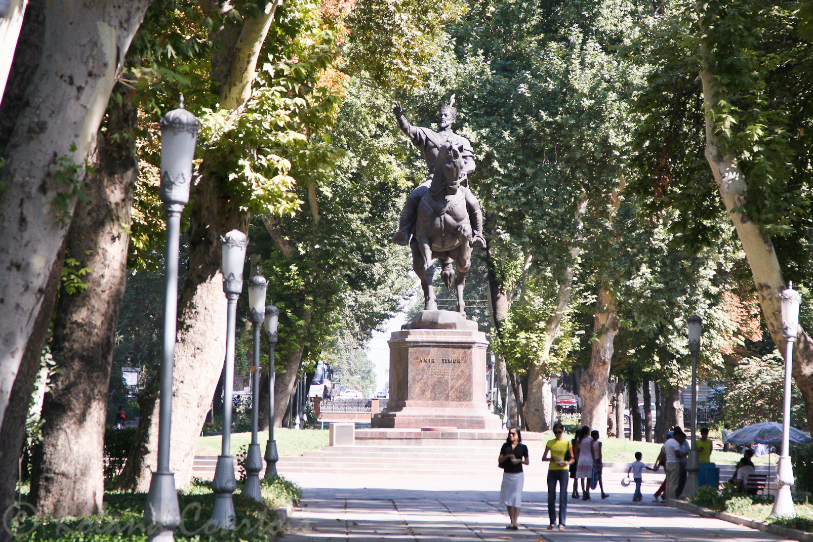 Place Amir Timour avec la statue de Tamerlan.