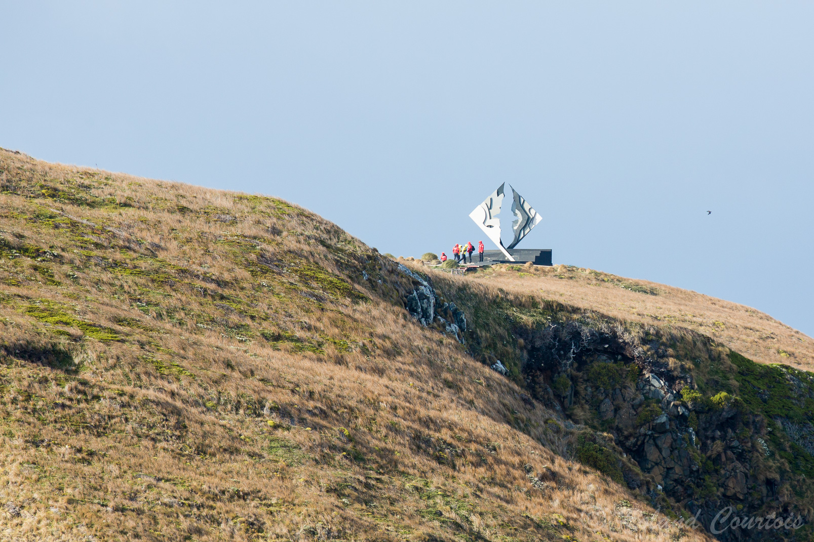 A proximité du phare, un mémorial avec une grande sculpture représentant la silhouette d’un albatros, en l’honneur des marins qui moururent en tentant de « passer le Horn ».