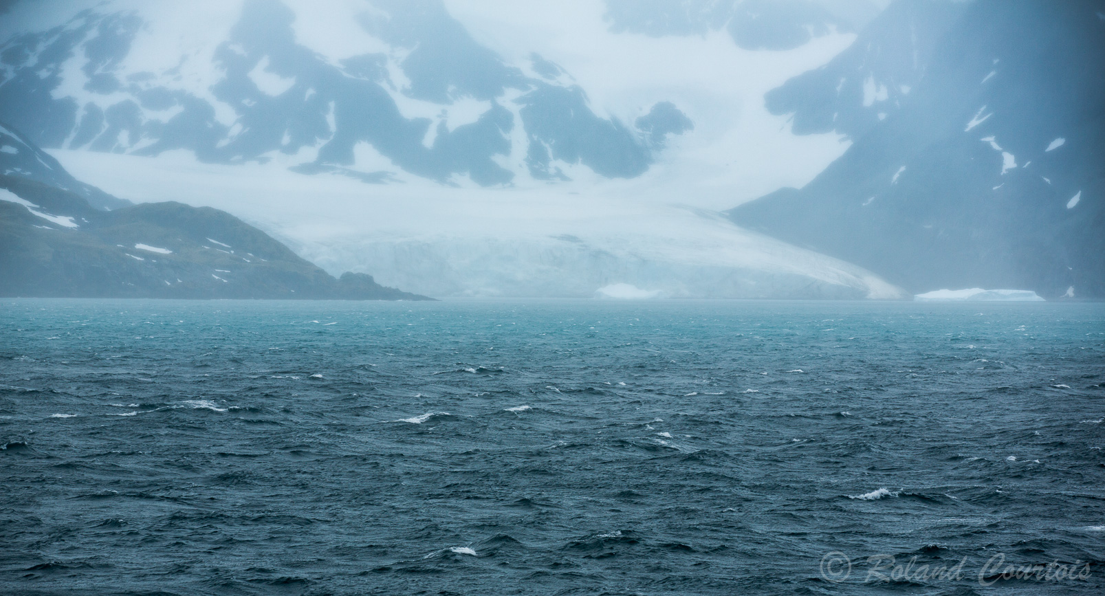 Drygalski Fjord : au fond du fjord, un grand glacier dans la brume