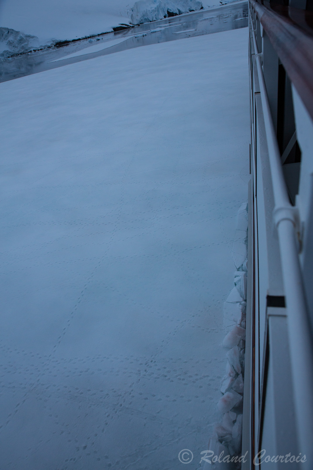Canal Lemaire, le Lyrial brise la glace.