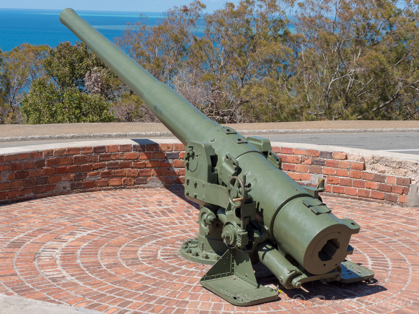 La colline fut l'un des postes avancés des américains durant la Seconde Guerre Mondiale. Une batterie de canons visaient à repousser une éventuelle attaque des Japonais