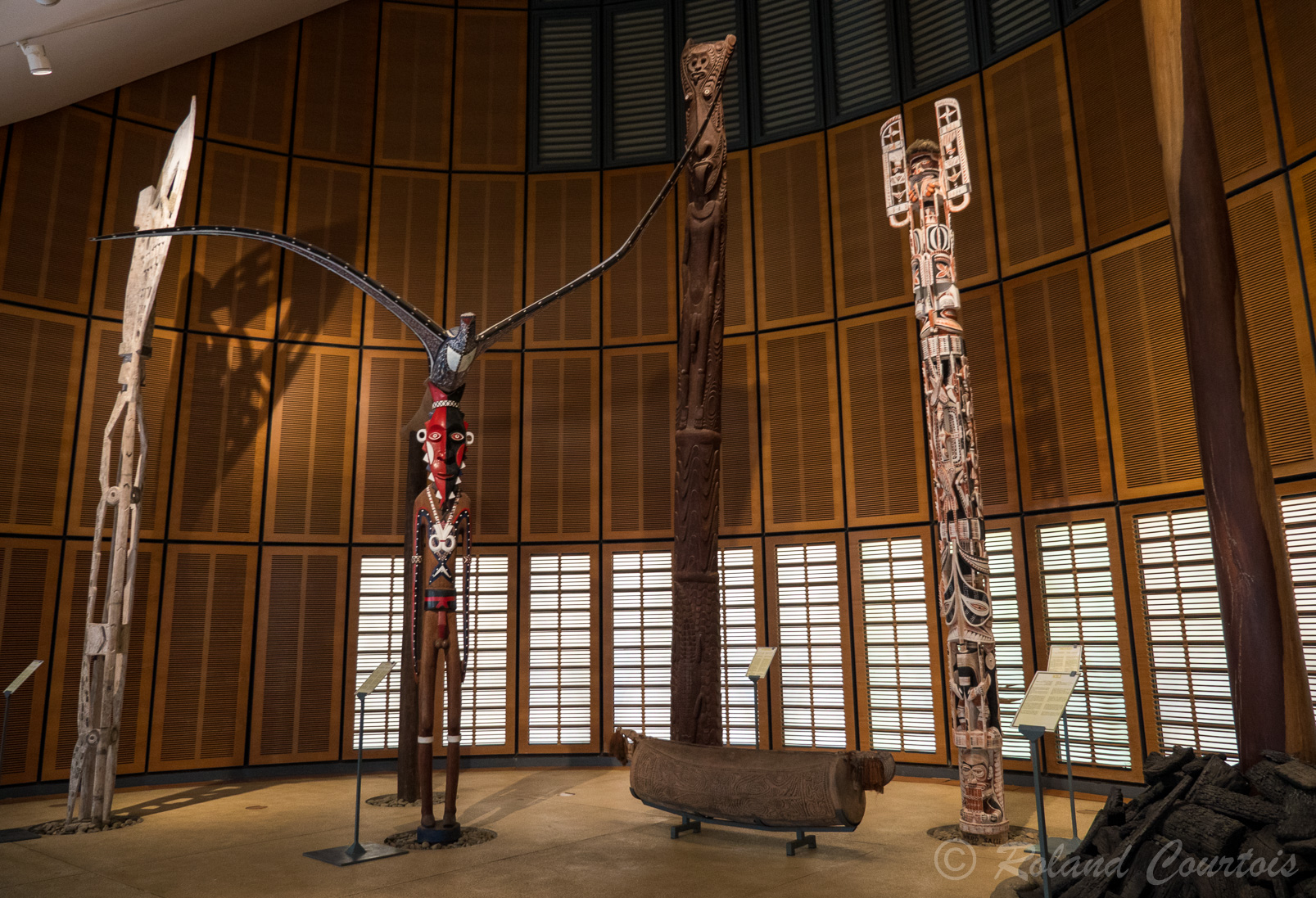 Le Centre Culturel Tjibaou abrite une collection unique couvrant les arts, les coutumes, l’Histoire des Kanaks et du Pacifique sud en général.