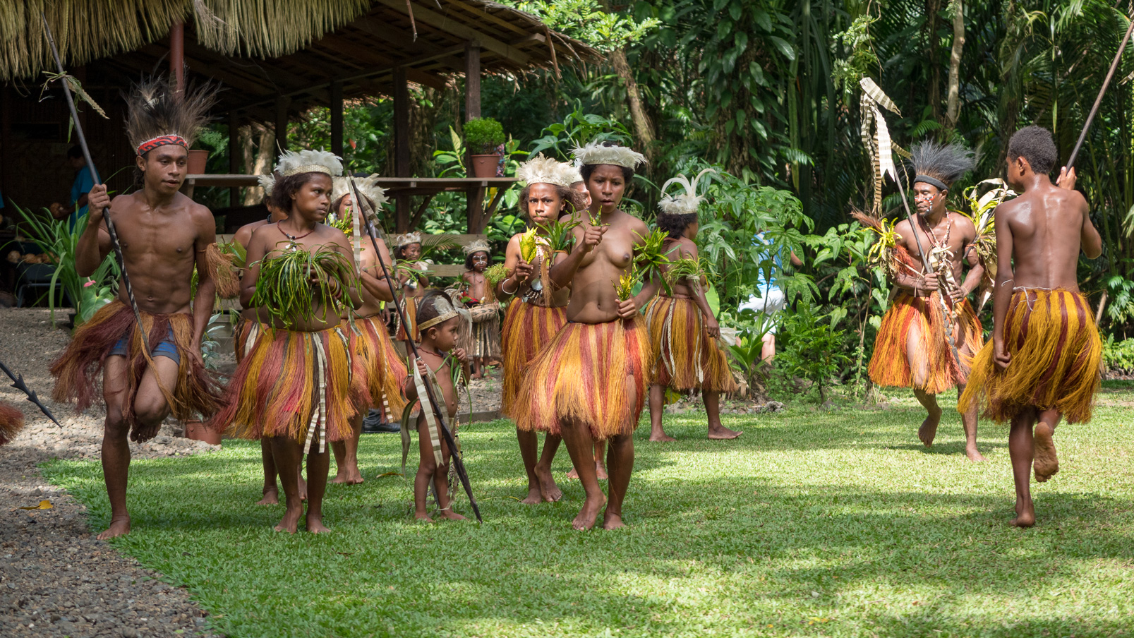 Dans le village de Bibiko, danses traditionnelles par des habitants de l'ethnie Modewa.
