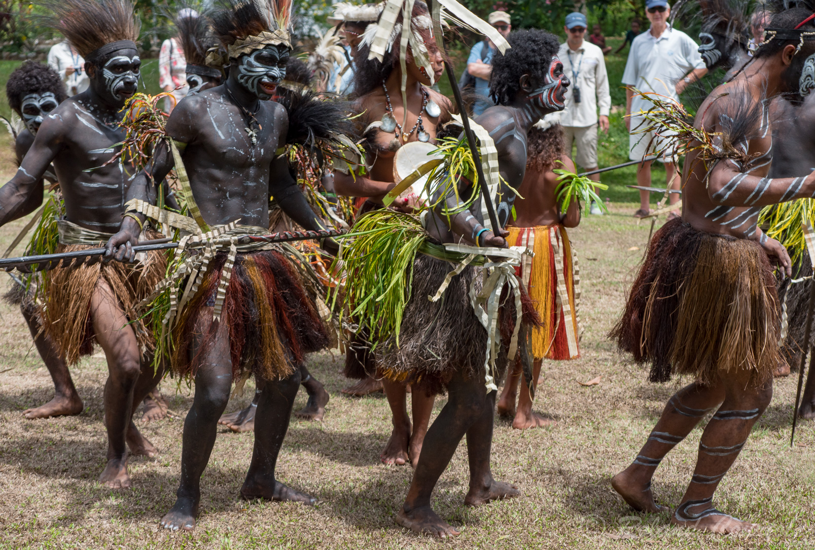 Danses traditionnelles par des habitants de l'ethnie Palipe.