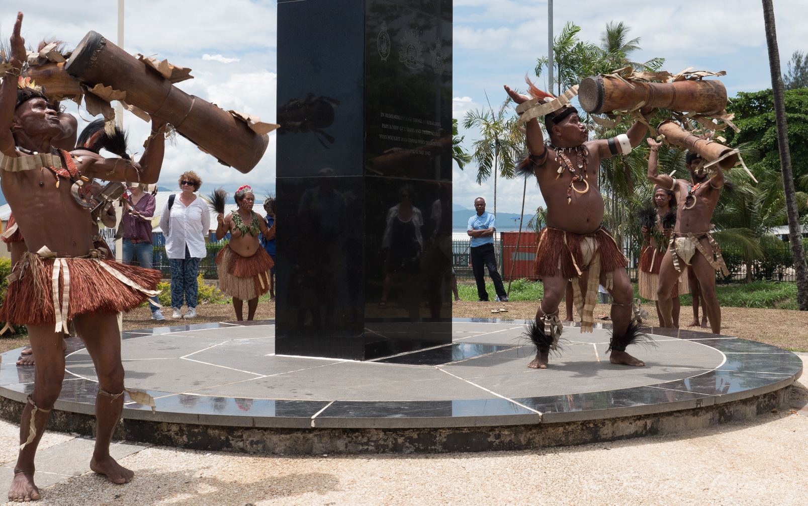 Danses traditionnelles, autour du monument érigé à la mémoire des Australiens et de leurs alliés morts lors de la bataille de Milne Bay en 1942.