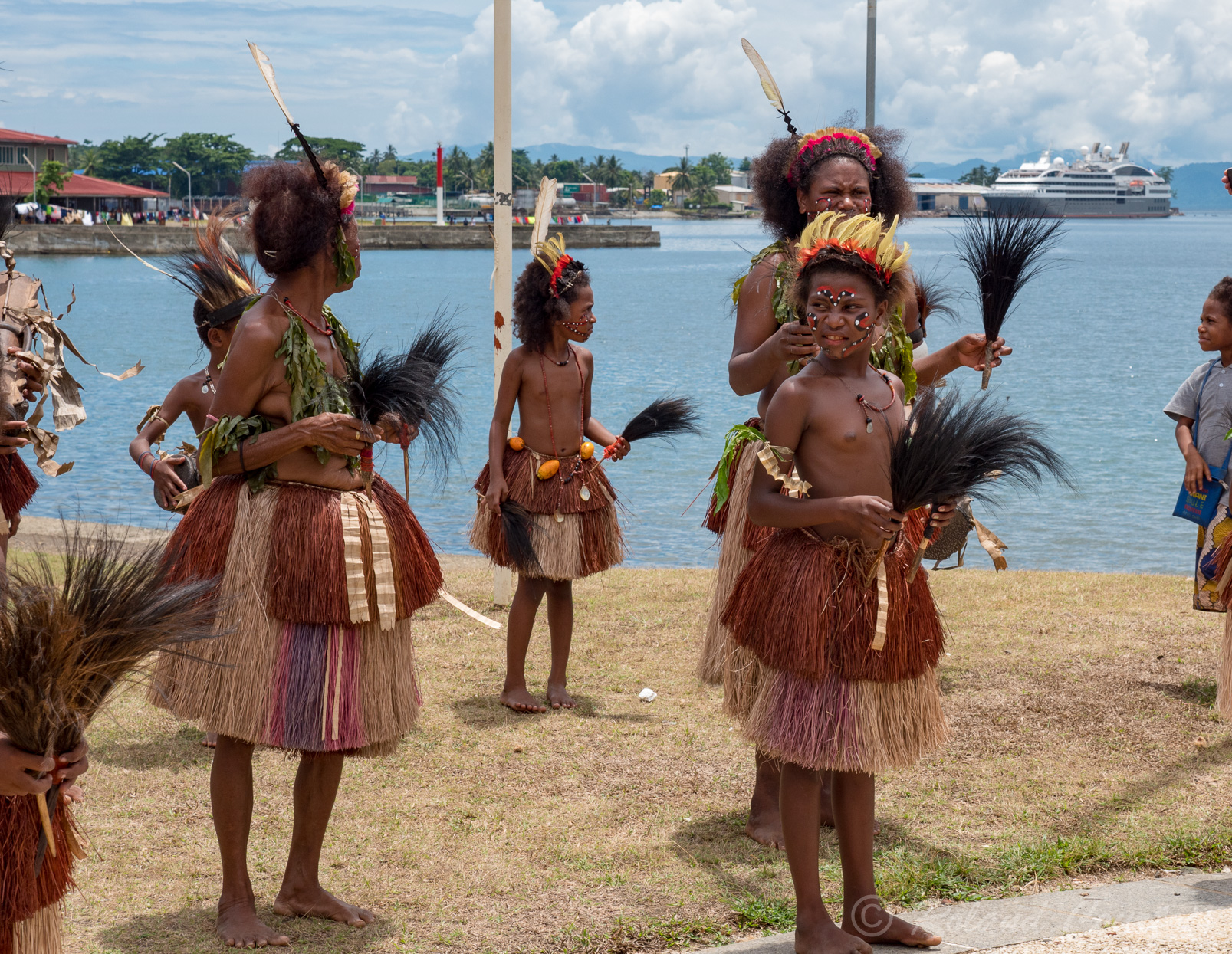 Danses traditionnelles, autour du monument érigé à la mémoire des Australiens et de leurs alliés morts lors de la bataille de Milne Bay en 1942.