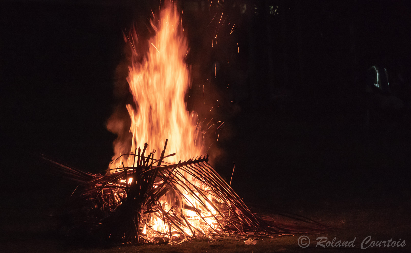 Danses du feu par les habitants des ethnies Tolai, Baining .