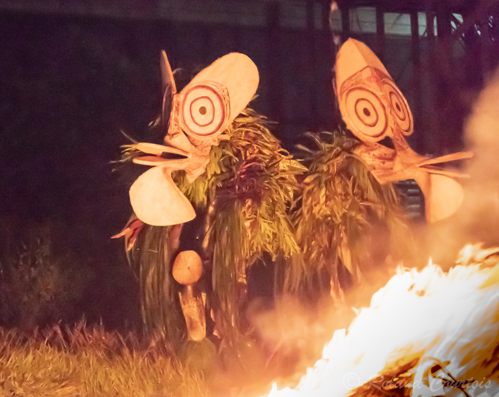 Danses du feu par les habitants des ethnies Tolai, Baining .