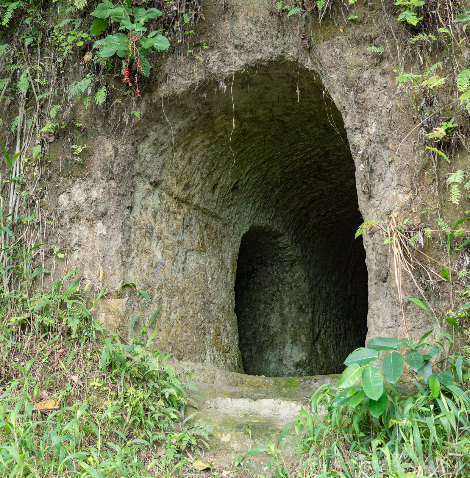 Tunnels creusés lors de l'occupation japonaise pour protéger leur matériel.